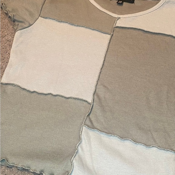 Almost Famous Colorblock Short Sleeve Top - Picture 4 of 5